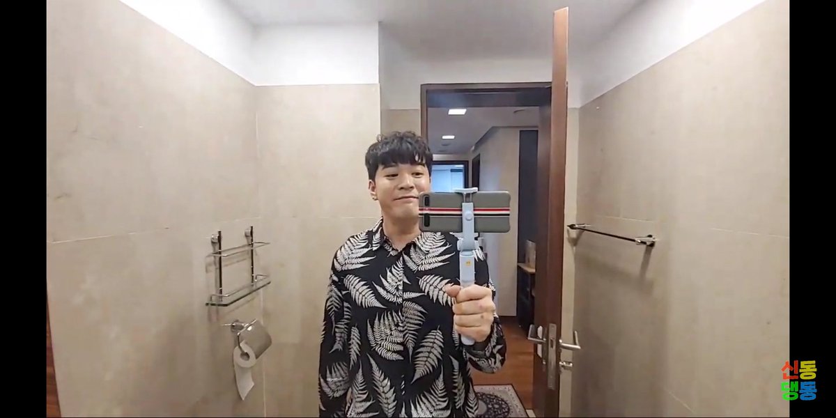 He got bathroom 1 and 2 too wuoh.So many room. His house is hugeeee and pretty! So many bixby and siri around the house haha Lights, curtain, TV, music everything is controlled by smart home system T^T  #SHINDONG