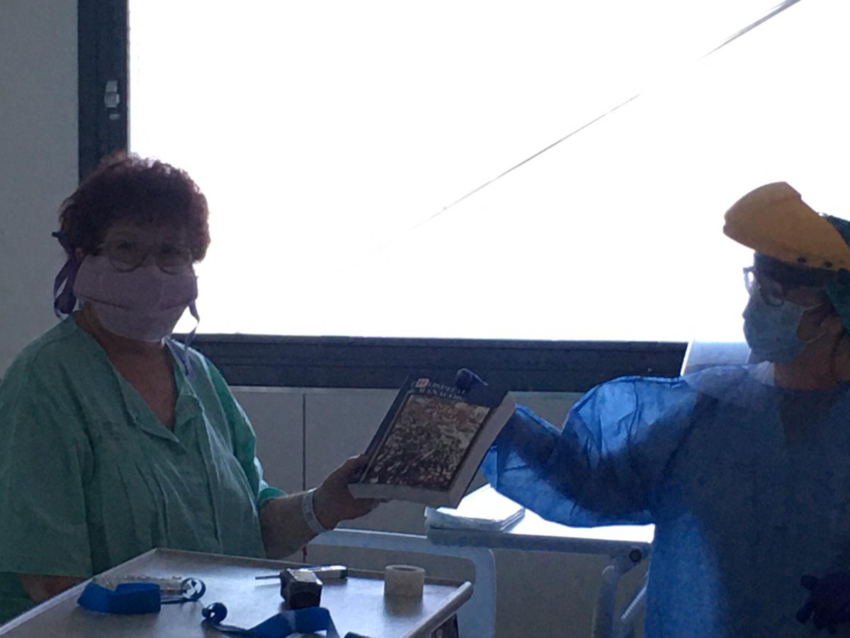 HManacor's tweet photo. Celebram Sant Jordi a @HManacor. Hem  pogut entregar llibres als pacients ingressats,  grans i petits, obsequi de @ajManacor.  S’han mostrat molt agraïts.Els treballadors també han recollit una planta ornamental donada per Planters i Ornamentals Nicolau #SantJordi https://t.co/lrJehUmdZY