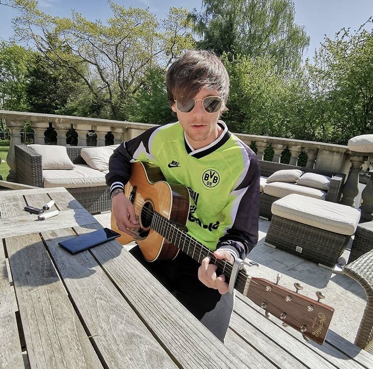 portallouisbr's tweet image. UM BOM DIA DESSES | Louis via Instagram 💚