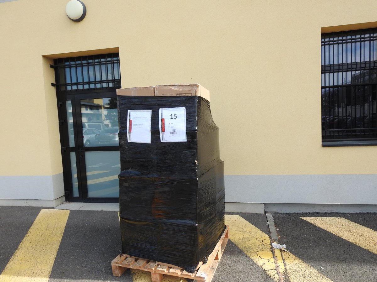 Gendarmerie_095's tweet photo. #RépondrePrésent
Le 21 avril, le groupement de gendarmerie recevait et stockait en sécurité 45000 masques chirurgicaux, pour le compte de l'union des maires 95, à destination des municipalités de la zone gendarmerie.
Hier, les élus valdoisiens sont venus percevoir leur dotation. https://t.co/VU6dqdzMHf