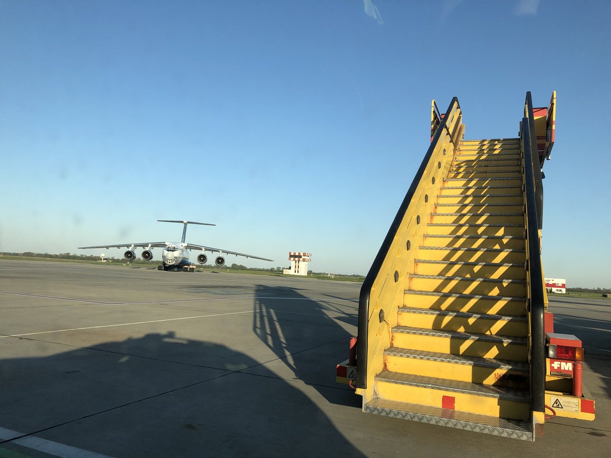 mosr_official's tweet photo. PO SLOVENSKÝCH VOJAKOCH SA Z AFGANISTANU VRÁTIL AJ ICH MATERIÁL ✈ 🇸🇰
Pozrite sa, ako vyzerala vykládka materiálu našich vojakov, ktorí sa nedávno vrátili z operácie Resolute Support v Afganistane 👌.
#preprava #vojaci #salis #navrat #domov #ossr https://t.co/IaDzwPsXu4