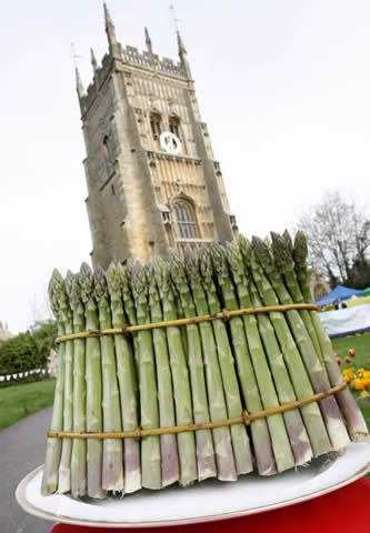 Read all about the Green Green 'Gras' of Evesham on #NationalAsparagusDay How about matching one of our featured recipes with a glass of #Englishwine by <a href="/16Ridges/">Sixteen Ridges Wine</a>?  signaturechefs.co.uk/features/aspar…