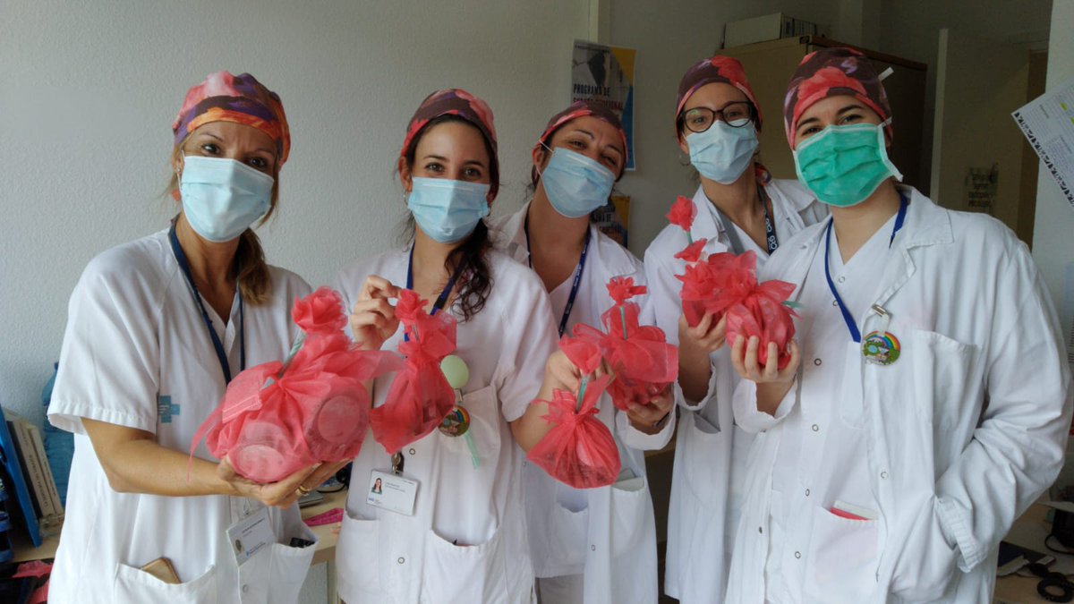 htrueta's tweet photo. L'equip de suport psicològic han elaborat roses i xapes de Sant Jordi que han regalat als professionals de la casa, juntament amb un escrit. Han aconseguit que més d'un s'emocionés! Sou grans! 
Feliç Sant Jordi! 🌹📚 https://t.co/78VoVq6N6v