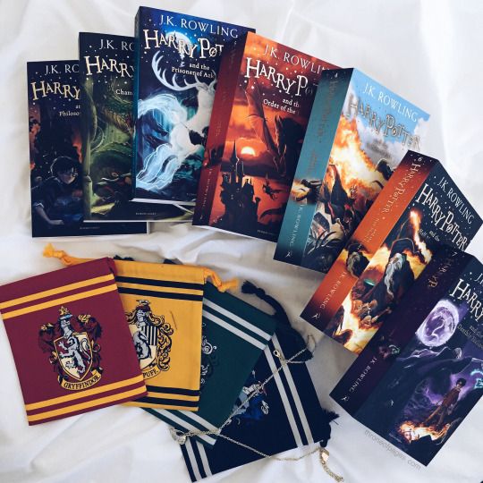HogwartsPage's tweet photo. «Las historias que más amamos viven en nosotros para siempre. Así que, cuando vuelvas o por las páginas o por la gran pantalla, Hogwarts estará siempre allí para darte la bienvenida a casa.» J. K. Rowling #FelizDiaDelLibro https://t.co/7KWBNMqppi