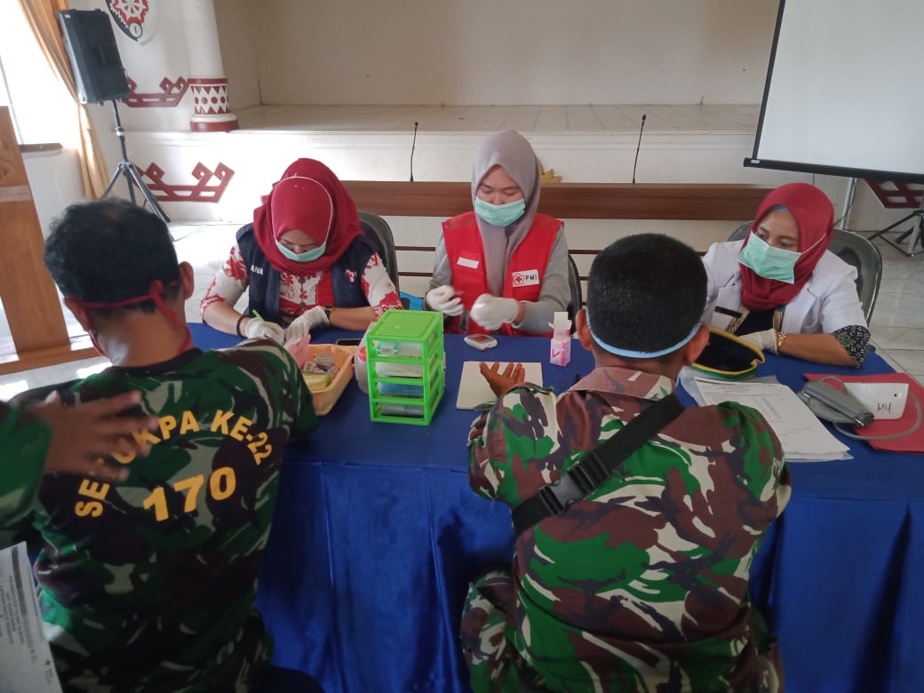 PMITUBA's tweet photo. Kegiatan #Donordarah bekerjasama dengan Lanud Pangeran M Bunyamin astra Ksetra.. kamis 23 April 2020..

terima kasih kepada Danlanud Pangeran M Bunyamin beserta prajurit untuk #donordarah ny..

#PMIsiapbantu
#Ayodonordarah
#BergerakMelayaniwarga https://t.co/m6wFmHAGTu