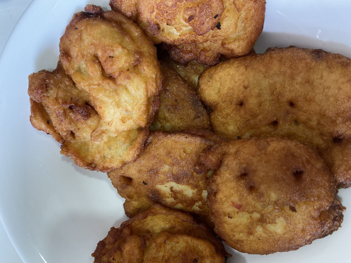 iamseyishay's tweet photo. Meanwhile, look! I just made some fresh hot Akara and shared it with my area boys 😅. I’ll post a vid of the method on IG this weekend #chefshay https://t.co/9s3JGz72gl