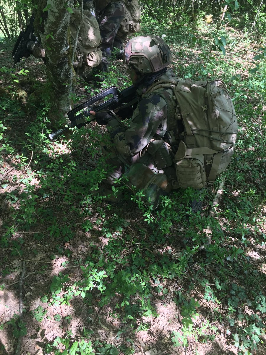 7e_brig_blindee's tweet image. #Formation initiale des jeunes #Centaures
Rallye de fin FGI au #CFIM de la @7e_brig_blindee avec distance😏ou protection de classe NRBC.

Reconnaissance d’axe avec prise de contact radio, danger mines, ambiance NRBC et obstacles horizontaux et verticaux

#NePasSubir
#NousSommesLà