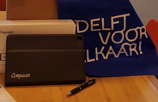 GemeenteDelft's tweet photo. Gisteren werden door wethouder @karinschrederh2 en @delftvoorelkaar de eerste vier #Compaan #tablets overhandigd aan Delftse ouderen📱 "Ik ga als eerst foto’s kijken van de kleinkinderen," is een van de enthousiaste reacties😀 Lees meer➡ https://t.co/ts8TDsJ4G5 #Delft https://t.co/pNi7CVnnV9