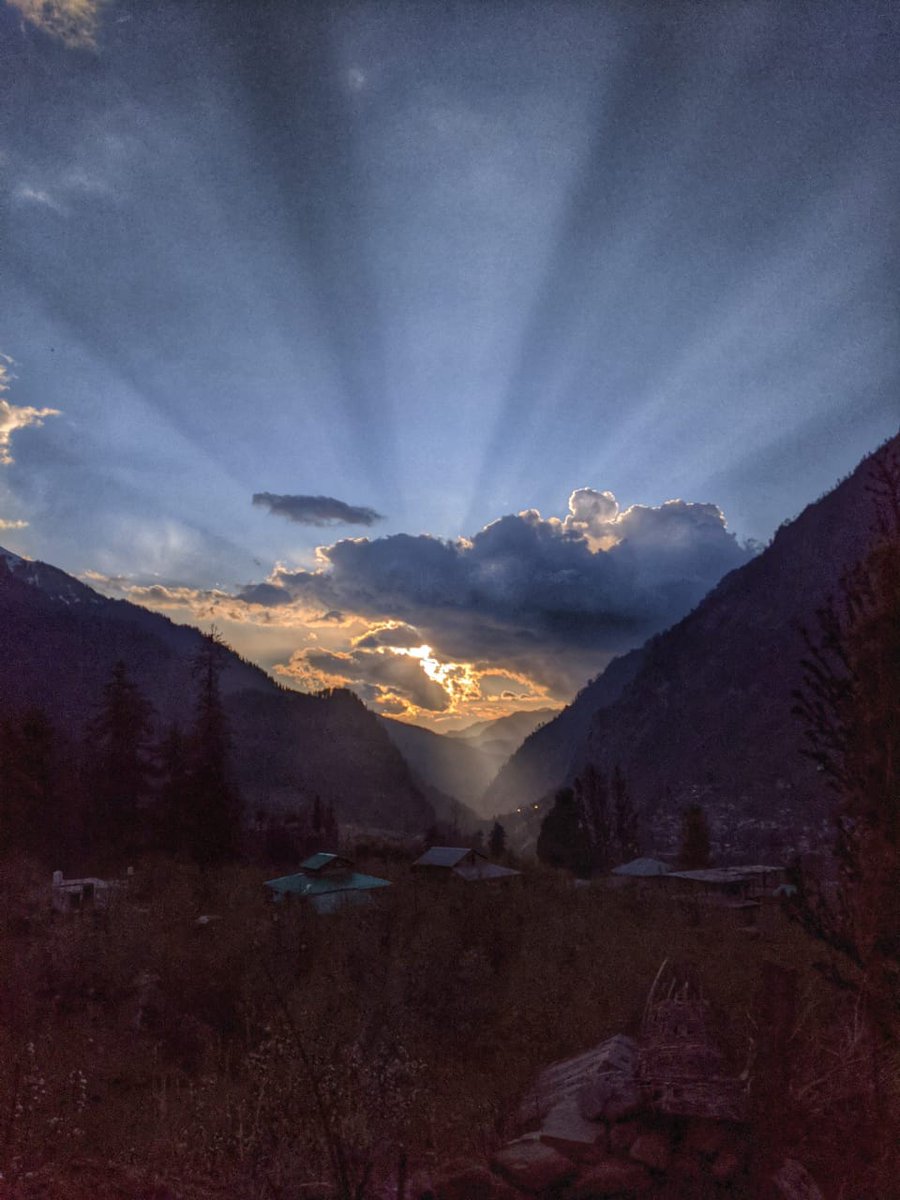 TheVillster's tweet photo. Sunset shows that LIFE is too beautiful to hold on to the past so Move on to the Present
#himachal_diaries #beautiful #nature 
#IncredibleIndia https://t.co/hfytWmh5mo