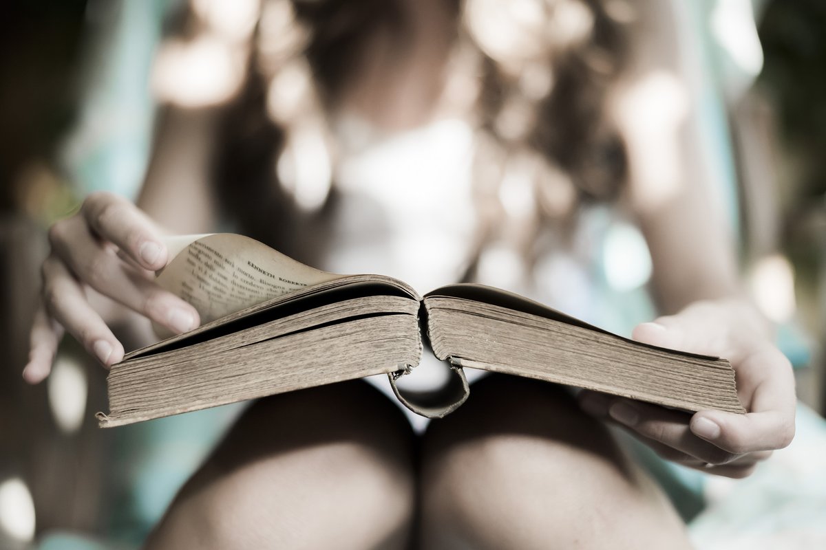 ImagoArtsWed's tweet photo. Ogni libro, possiede un’anima, l’anima di chi lo ha scritto e di coloro che lo hanno letto...
Ogni volta che un libro cambia proprietario, ogni volta che un nuovo sguardo ne sfiora le pagine, il suo spirito acquista forza. 
C.R.Zafón 
#GiornataMondialeDelLibro #WorldBookDay https://t.co/qaiNhgzT68