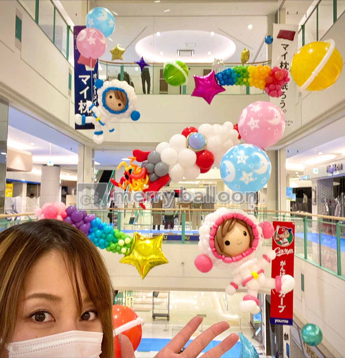 merryballoon's tweet photo. ゆめタウン広島さんの吹き抜けをバルーンだらけにしてきました😊
暗いニュースばかりなので
皆さんに少しでもほっこりしてもらえるよう
宇宙を明るいイメージで夢あるデザインで♬
食料品のお買い物ついでにぜひ✨
少しでも笑顔になってもらえますように…🐏🎈
#メリーバルーン #宇宙 #バルーンアート https://t.co/nHfKhawCY8