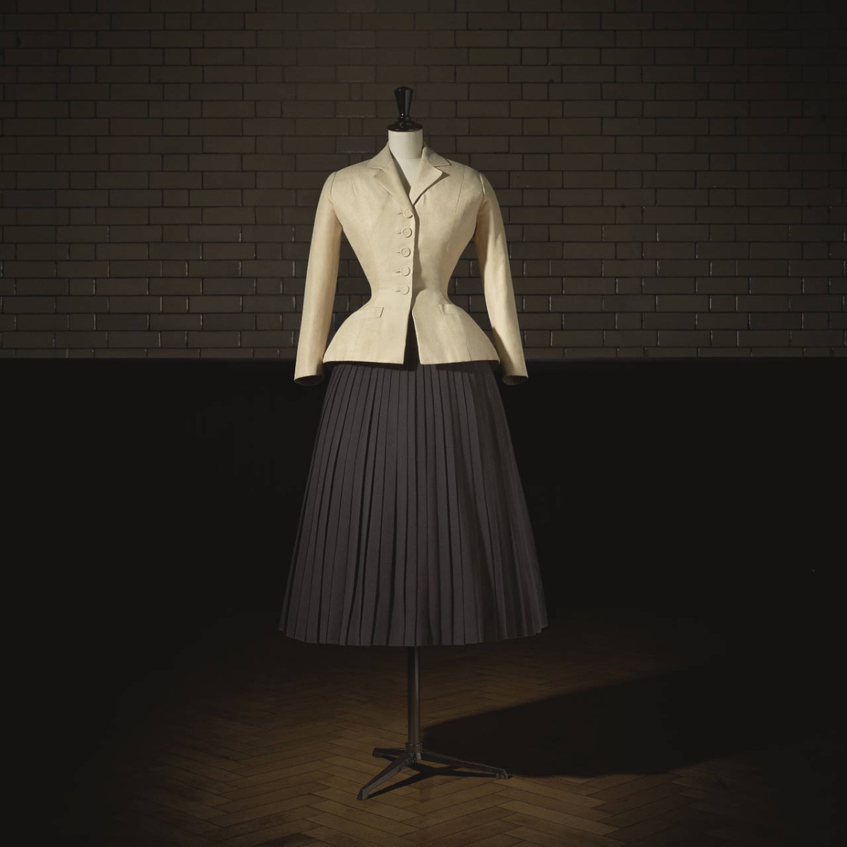 V_and_A's tweet photo. What makes @Dior's bar suit so iconic? Join dressmaking expert and V&amp;A volunteer, Sue Clark, as she unpicks the enduring allure of the suit and why it was hailed as 'the New Look'
https://t.co/00O4cdL5UV https://t.co/XleWfatxMb