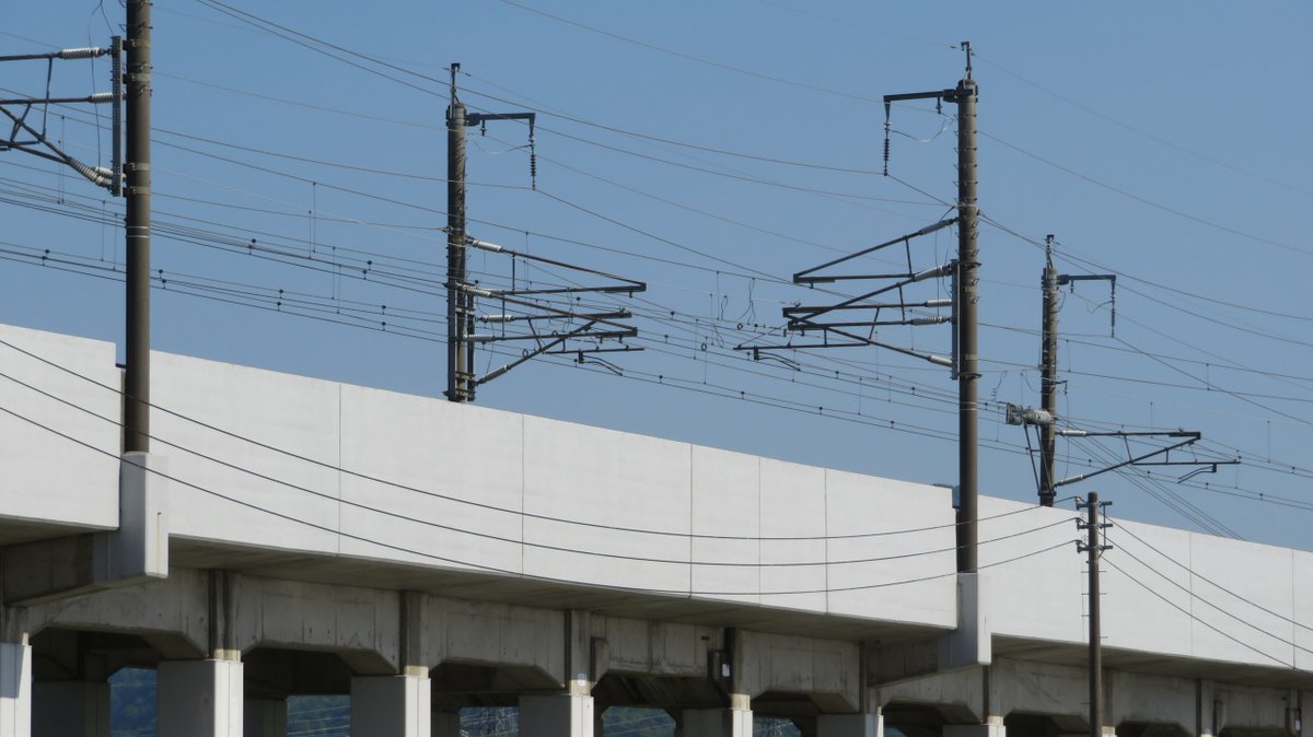 新幹線のエアジョイント区間のアプローチ部分の架線を吊るための