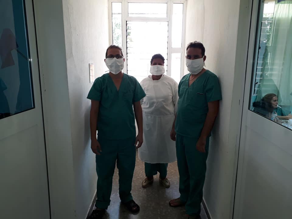 dpevillaclara's tweet photo. Trabajadores de la Dirección Provincial de Educación Villa Clara, tras una ardua labor de trabajo en el Hogar de Ancianos que reside de manera temporal en la Escuela Regional Marta Abreu de Estévez en Santa Clara.#VamosPorMás. #EducaciónVillaClara #CubaMined #DisciplinaVsCovid19 https://t.co/Qkl8P7VRKU