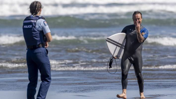 78/ Surfer in Neuseeland kurz vor seiner Verhaftung. Dort sind bis dato 14 Menschen an  #Covid19 verstorben. Im gesamten Land ist der Wassersport verboten.Daneben zwei verhaftete Surfer in Costa Rica. Tote in Costa Rica? 6Wahnsinn bei Individuen ist selten, aber in Gruppen..