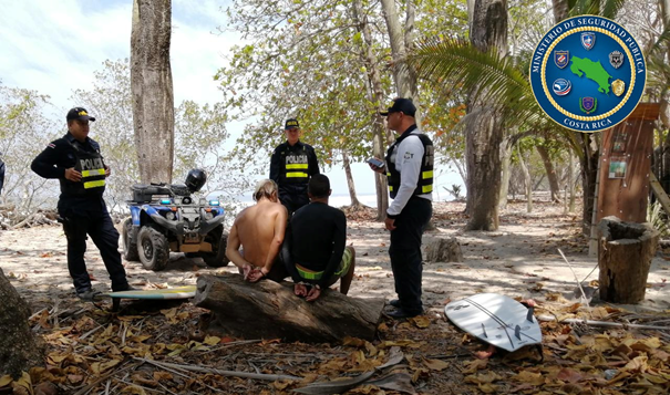 78/ Surfer in Neuseeland kurz vor seiner Verhaftung. Dort sind bis dato 14 Menschen an  #Covid19 verstorben. Im gesamten Land ist der Wassersport verboten.Daneben zwei verhaftete Surfer in Costa Rica. Tote in Costa Rica? 6Wahnsinn bei Individuen ist selten, aber in Gruppen..