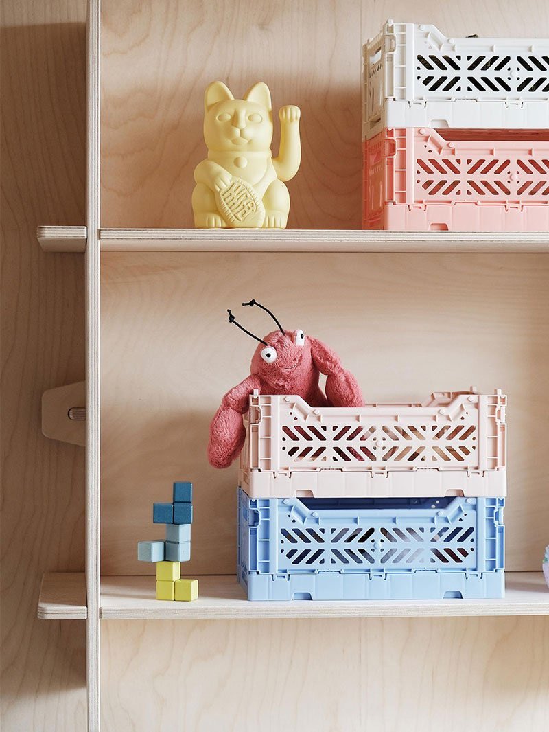 Pretty much obsessed with these #storage #crates right now. Available in 3 sizes and in loads of lovely colours. They’re durable, 100% recyclable and they fold away for easy storage when you’re not using them for, well, storage. 😊
*
#home #tidy #organise #shopsmall #settle