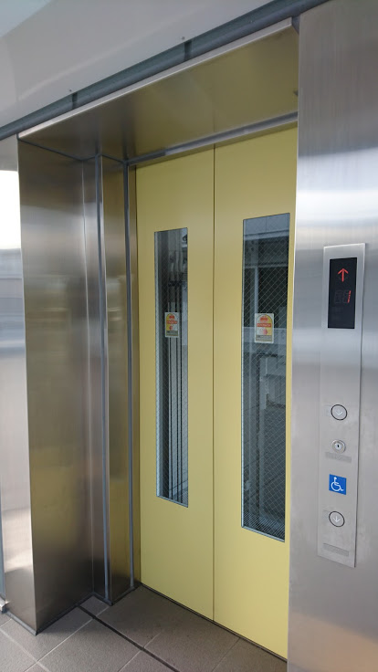 京都鉄道博物館の中での唯一の三菱エレベーター、1世代前のアクシーズです。