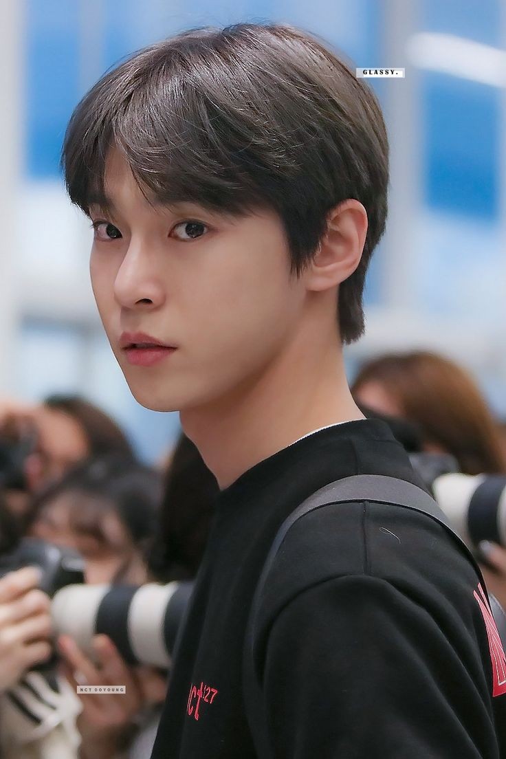 ντουγιανγκ: - αυτός που φωνάζει "πω σκάστε" την ώρα που γράφετε τεστ- μάλλον στην ομάδα βολευ η κάτι τέτοιο - στα ονλαιν μαθήματα κλείνει μικρόφωνο και κάμερα και κάνει ότι ακούει ενω τους γράφει