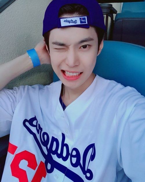 ντουγιανγκ: - αυτός που φωνάζει "πω σκάστε" την ώρα που γράφετε τεστ- μάλλον στην ομάδα βολευ η κάτι τέτοιο - στα ονλαιν μαθήματα κλείνει μικρόφωνο και κάμερα και κάνει ότι ακούει ενω τους γράφει