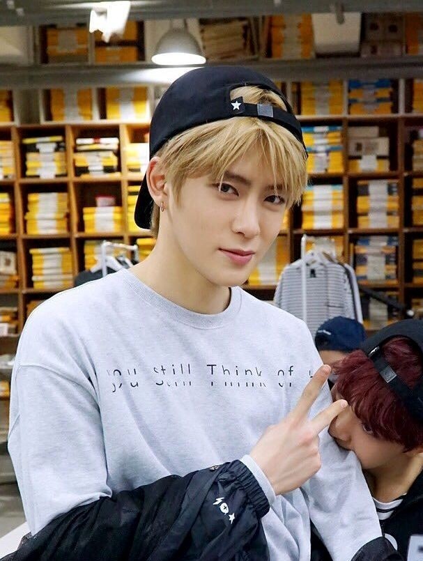 τζεχιαν:- στην παρέα των καγκουριων- κάθεται τελευταίο θρανίο με την κουκούλα και πετάει εξυπνάδες - απαντάει χωρίς να σηκώνει το χέρι γιατί ΖΜΠΟΥΤΣΑΤΟΥ