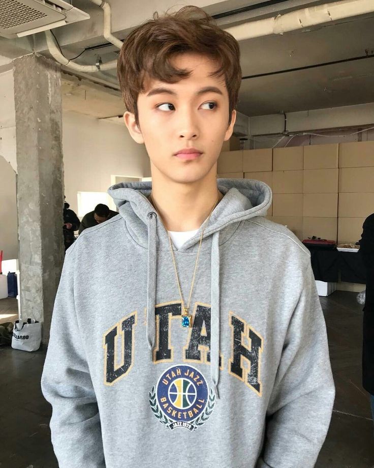 μαρκ: - μικρότερος από τα καγκουρια αλλά τον έχουν υιοθετήσει- σηκώνει το χέρι μόνο για να πάει τουαλέτα - ανεβάζει 50 στορι από το σχολικό πάρτυ όπου ήπιε μισή μπύρα και ξέρασε