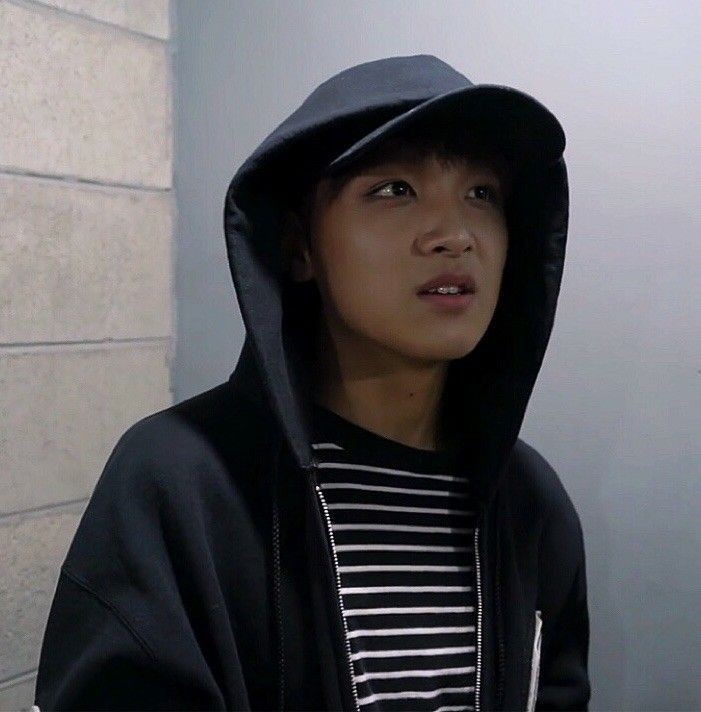 χετσαν: - αργεί ΠΑΝΤΑ δεν θα τον δεις ποτέ στην προσευχή - αυτός που φωνάζει κάθε καθηγητή "δάσκαλε" - κάνει αυτό το κόλπο που φοράει τα ακουστικά και τα κρύβει με το μανίκι του την ώρα του μαθήματος