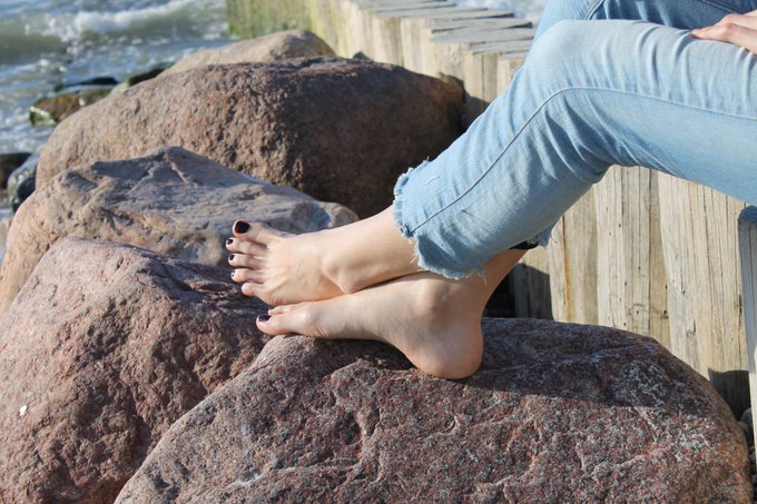 On the seaside https://t.co/GOkfvNj8V9<a href="/tag/footmassage"class="tags"><span>#footmassage</span></a><a href="/tag/myfeet"class="tags"><span>#myfeet</span></a><a href="/tag/twogirlsfeet"class="tags"><span>#twogirlsfeet</span></a>