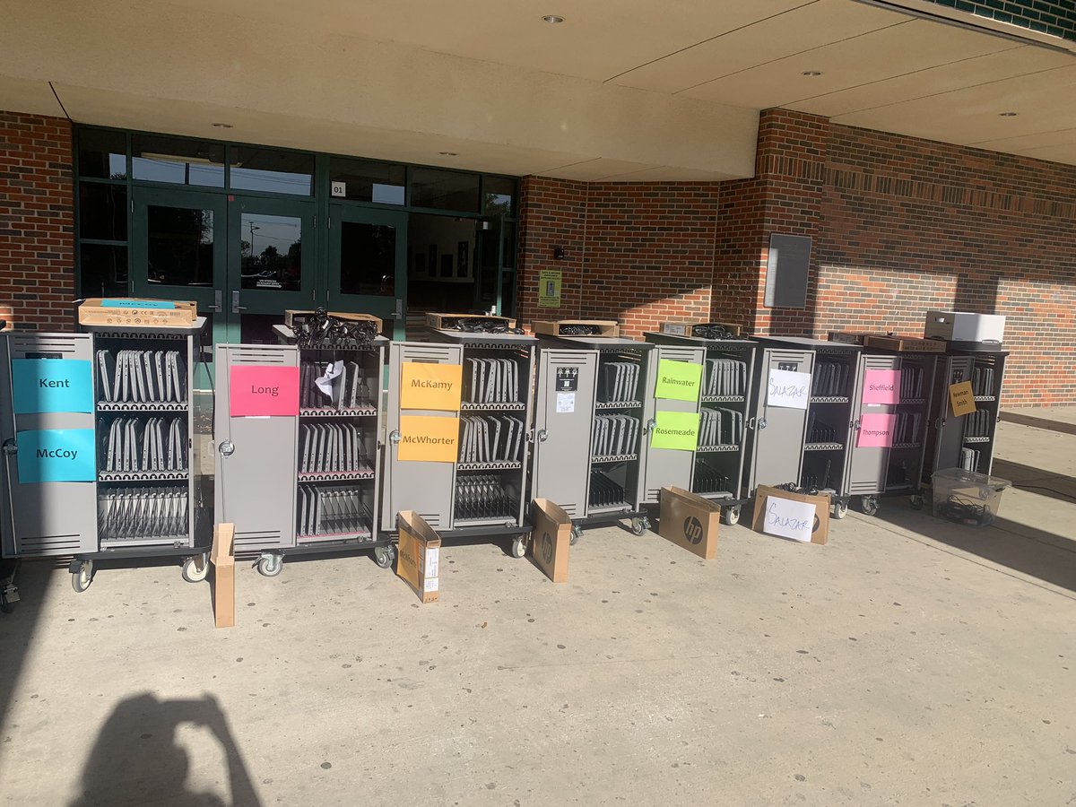LibrarianRivo's tweet image. Helping out @NewmanSmithHS again this morning for the @CFBISD #techhelpdesk! #cfblibraries #betheexception #togetherwecan