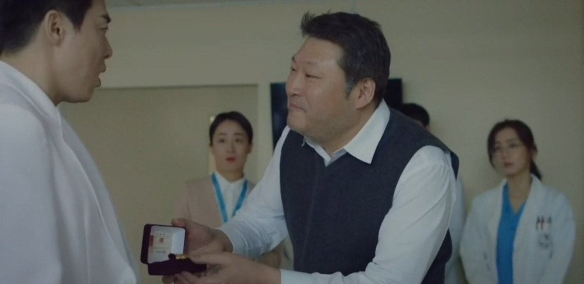 you're all talking about jongrosa, so here's pd shin reminding us of taek's father & sunwoo's mother - longtime friends who crossed the line. #HospitalPlaylist  #Reply1988 