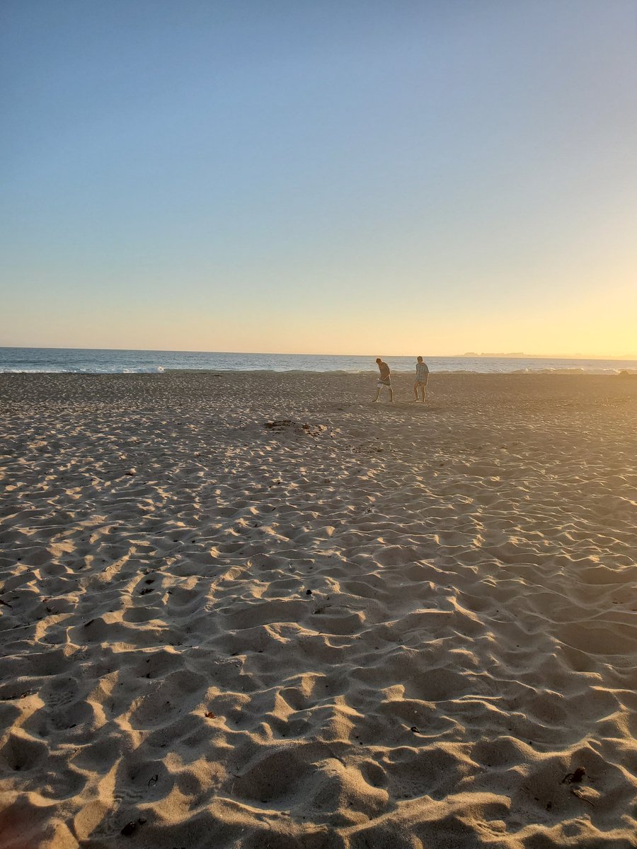 DugginsClass's tweet photo. Favorite outside activity, walking on the beach #djhsstrong @DeSotoJH @DeSoto73 https://t.co/VnGOaLQVFk