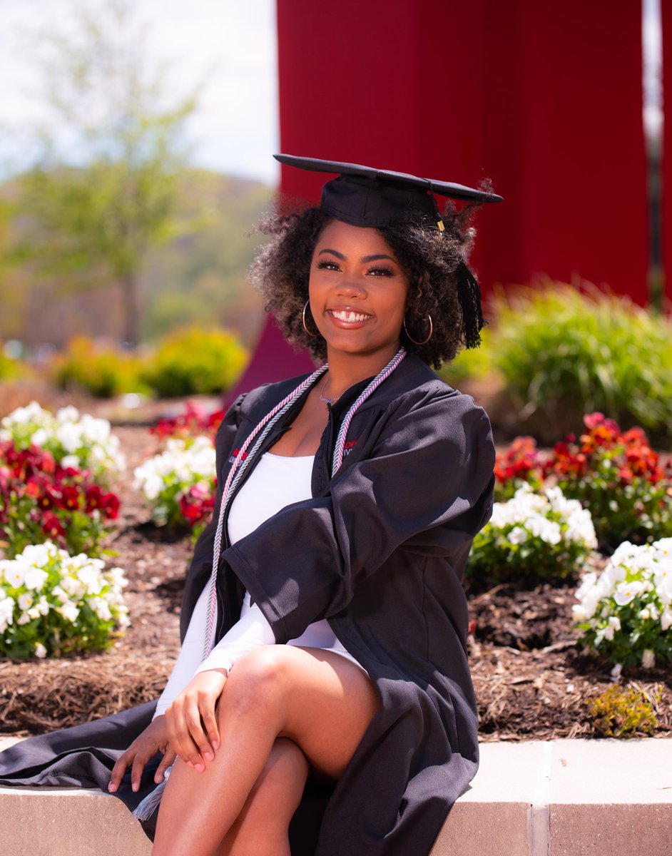 alorexo's tweet photo. BS in Design, minors in Management and Entrepreneurship 👩🏾‍🎓 

Founded @LOL_Radford_ , joined @RMajorettes and quickly moved up to VP.

oh and Deans list consecutively for the past 6 semesters 📚😇

I would say I didn’t think I was gon make it, but I knew that :) talk to me nice 🥳 https://t.co/64eZgSTkJg