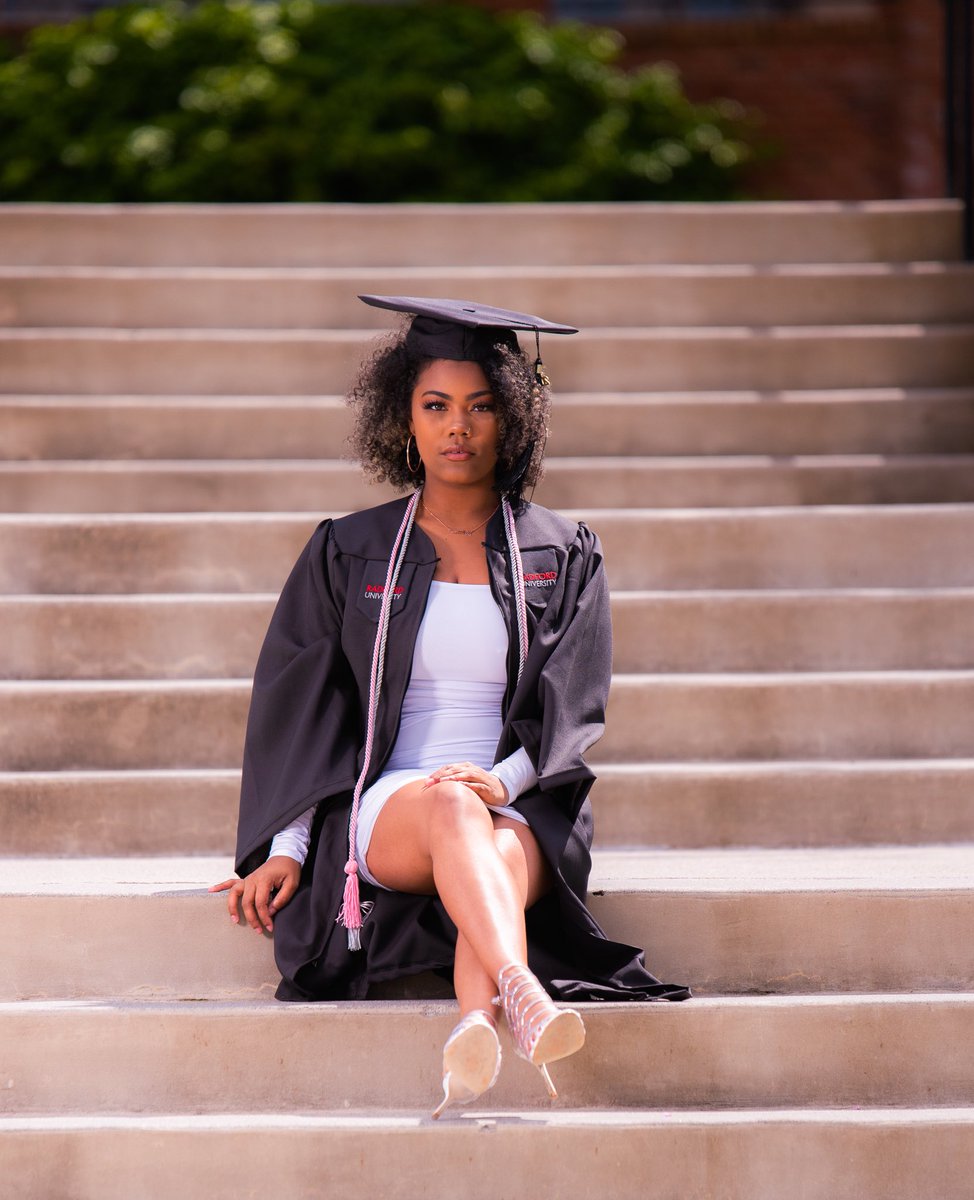 alorexo's tweet photo. BS in Design, minors in Management and Entrepreneurship 👩🏾‍🎓 

Founded @LOL_Radford_ , joined @RMajorettes and quickly moved up to VP.

oh and Deans list consecutively for the past 6 semesters 📚😇

I would say I didn’t think I was gon make it, but I knew that :) talk to me nice 🥳 https://t.co/64eZgSTkJg