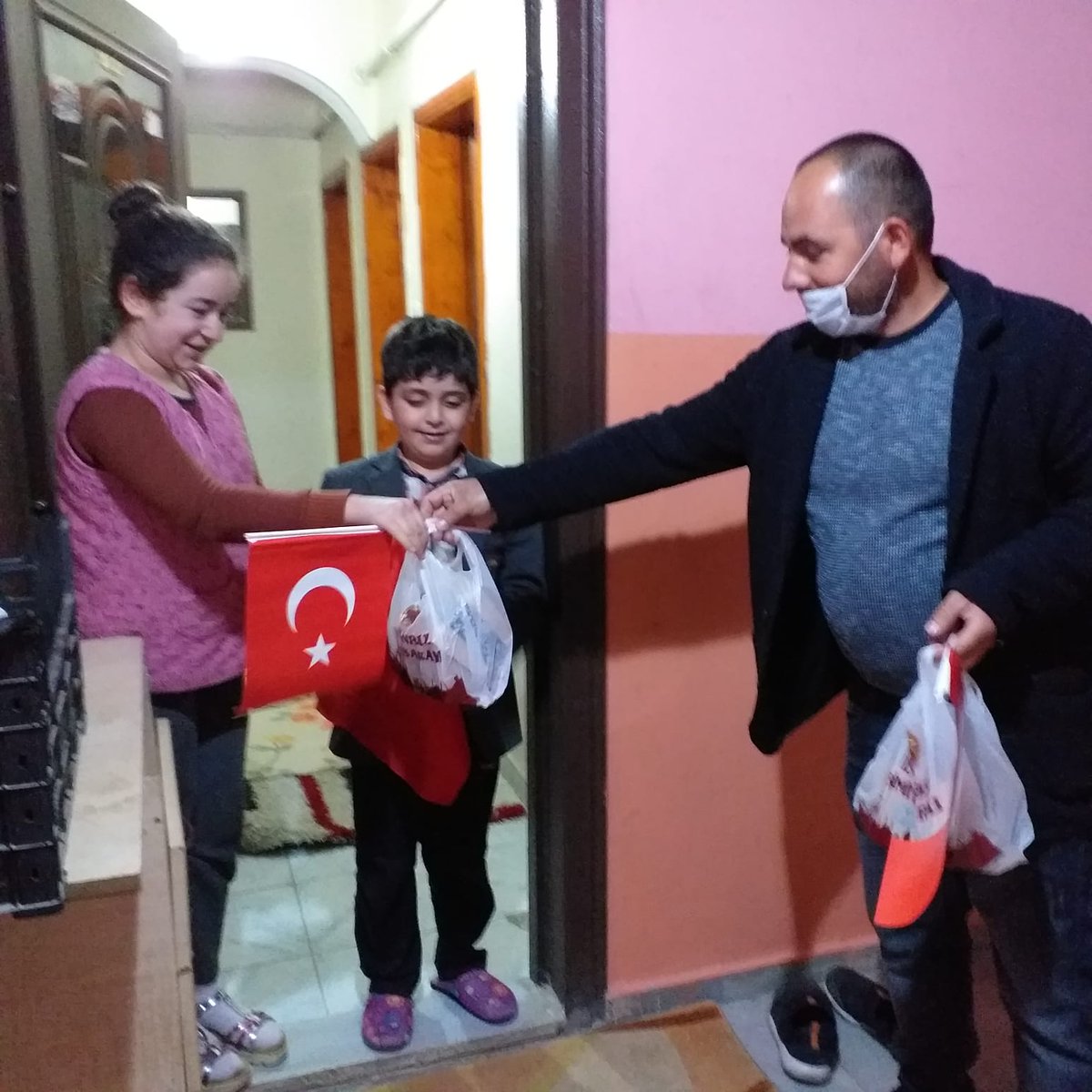 IgdirIl's tweet photo. Valiliğimizin düzenlemiş olduğu dijital konser sonrası,  23 Nisan Ulusal Egemenlik ve Çocuk Bayramı ve Gazi Meclisimizin 100.yıl pastası geleceğimiz olan çocuklara ikram edilerek, bayramları kutlandı. https://t.co/kv9QsJufS9