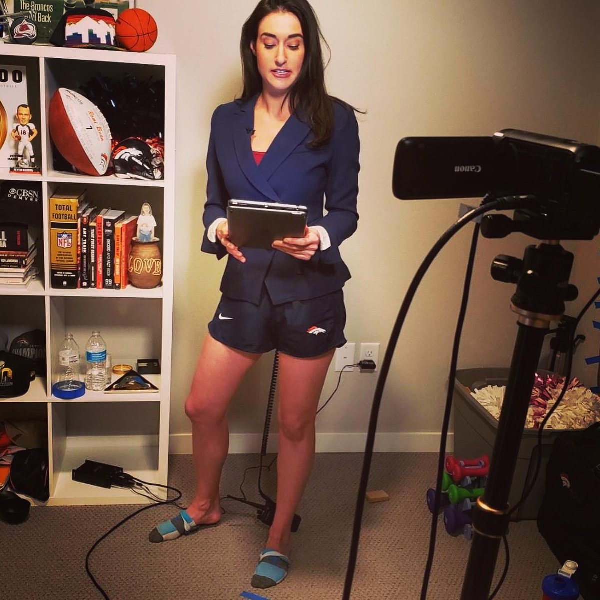 Romi_Bean's tweet photo. Tonight I willl be reporting in the field for the first time in I don’t know how long🤯. I’m excited to get out of my house ... but tbh I’m not thrilled to have to wear pants again 🤣. #stayathome #workmullet https://t.co/xm5iPyDeYh