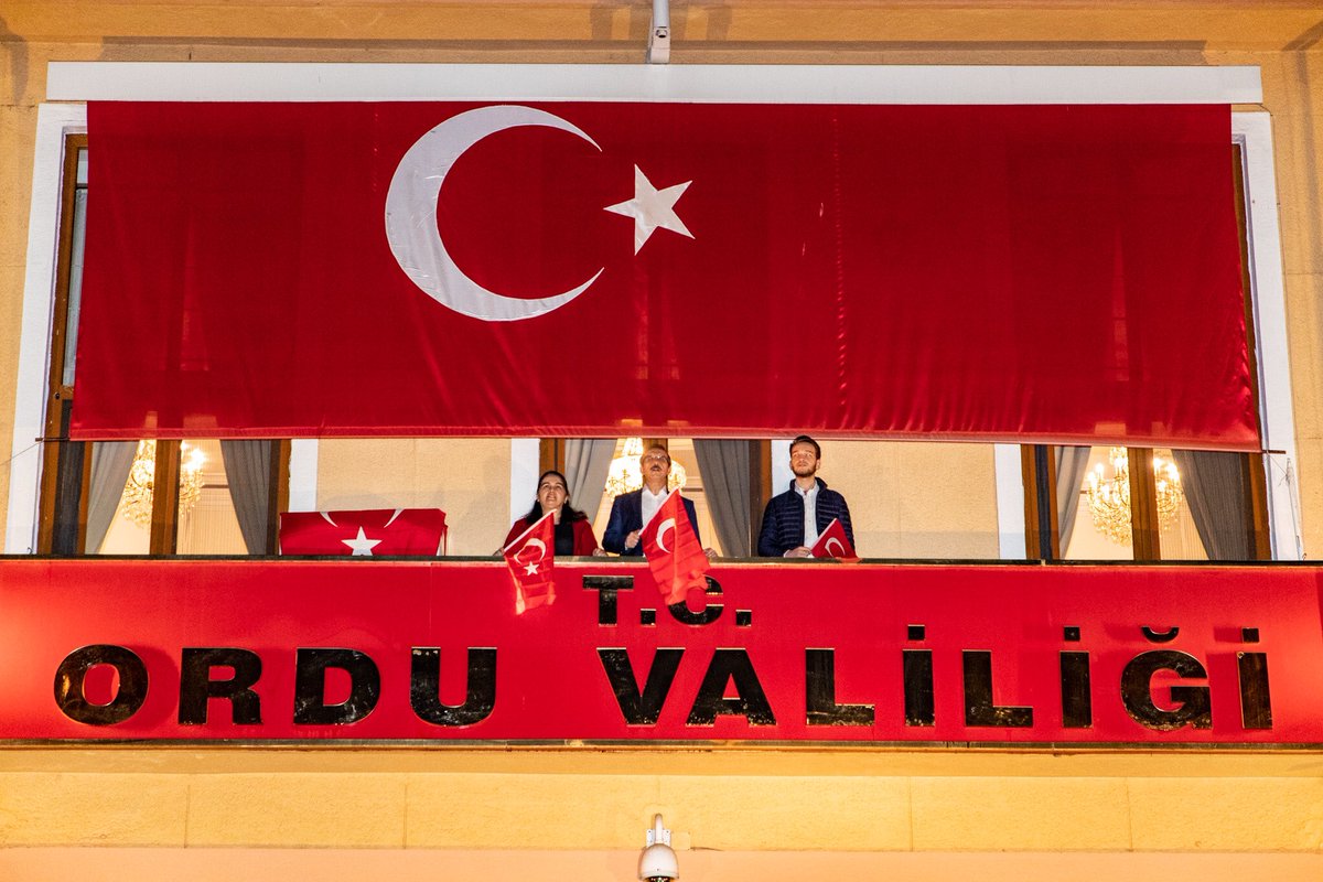 SeddarYavuz's tweet photo. Hükümet Konağı Balkonunda 21.00’de İstiklal Marşımızı Eşim Selda Hanım ve Oğlum Tuğrul Çağrı ile birlikte okuduk. https://t.co/pNKmSvp3og