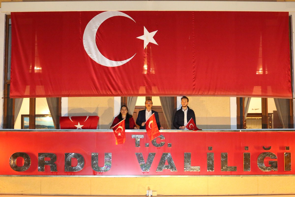 SeddarYavuz's tweet photo. Hükümet Konağı Balkonunda 21.00’de İstiklal Marşımızı Eşim Selda Hanım ve Oğlum Tuğrul Çağrı ile birlikte okuduk. https://t.co/pNKmSvp3og
