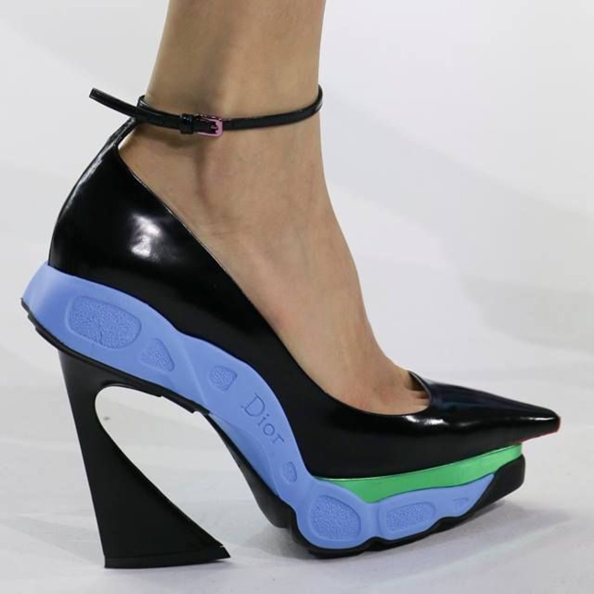 the Dior « Sneakers Heels » par Raf Simonsfuturistic, special, sûrement bizarre pour certains but still FASHION.