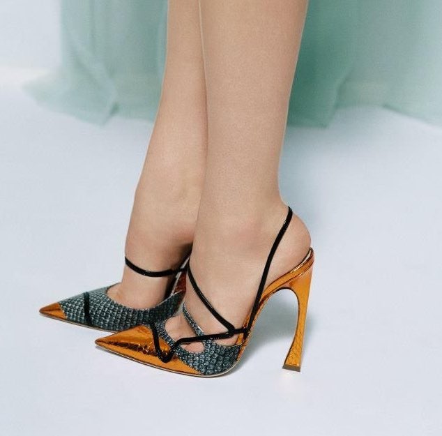 je ne connais pas absolument pas le nom de cette chaussures MAIS .. it’s Dior by Raf Simons obviously... donc je vais juste dire « Metalic Pump by Dior »