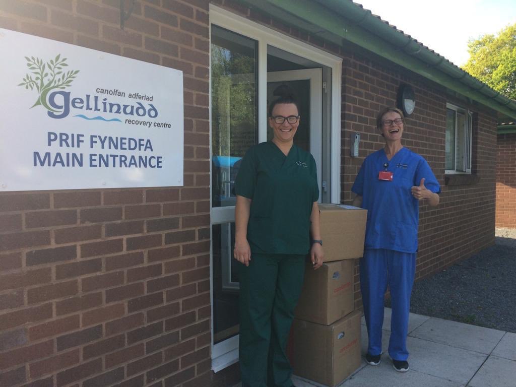 Dyma rai o’r gweithwyr iechyd sydd wedi derbyn cyflenwad o offer drwy roddion #TarianCymru 🌟
Mae cymaint mwy angen offer, yn ogystal â chlapio heno plis rhowch i’r gronfa er mwyn diolch iddynt go iawn 👉🏼💙gofundme.com/f/tariancymru #NHSclap #Diolch #Cymru