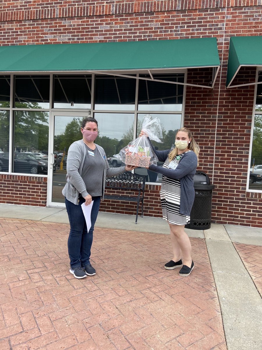 Att_SmthfldVa's tweet photo. Delivered the Thankful Thursday baskets around town to show our appreciation!!! #RegulatorPride #SpiritWeek #LifeatATT #ProTelPride #ThankYou #DoctorsandNurses https://t.co/NUAyAepbiA