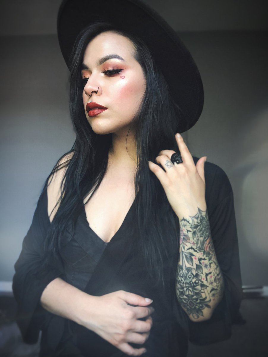 spookybunny1's tweet photo. Feeling grateful today. Having lil photo shoots have helped my self esteem a bit lately https://t.co/qOgXA7mzSk