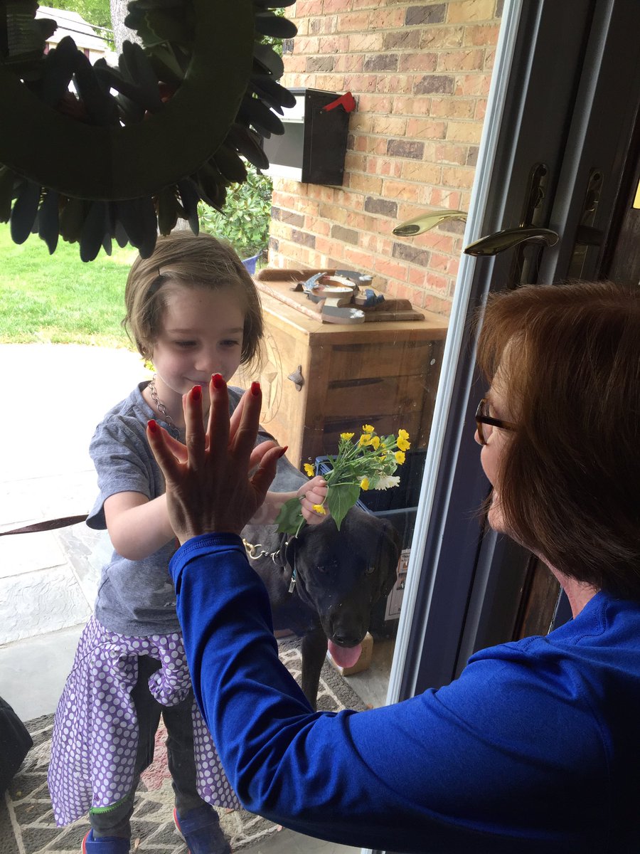 MrsAndersonSLES's tweet photo. Received a “visit” from our student Lila today..... poster of her giving me a hug that I can put up to “receive” a hug each day! Choc chip cookies and flowers too! My heart sings! @StratfordLndgES @MrsBanfieldSLES https://t.co/sKYL6ZToQJ