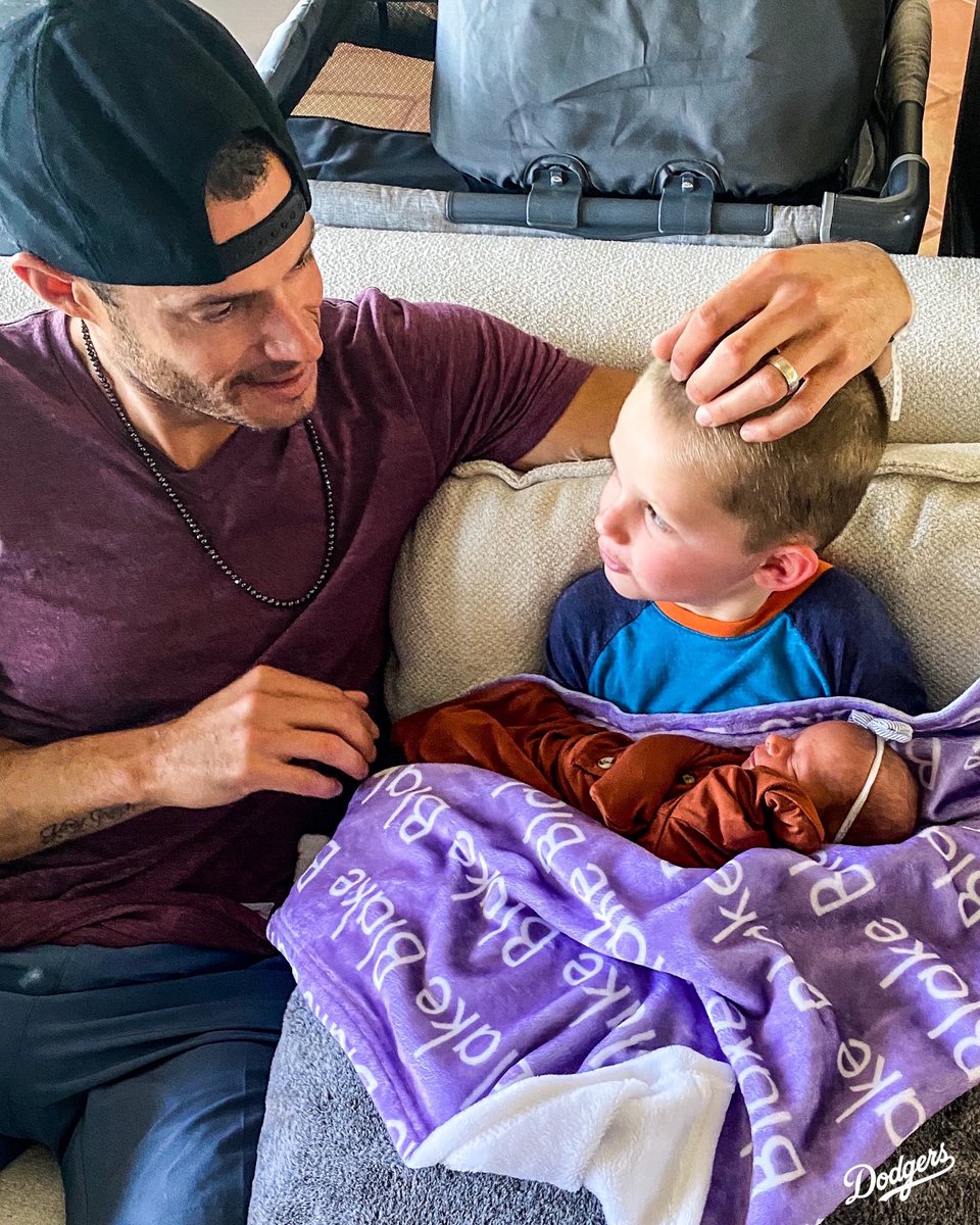 Dodgers's tweet photo. Welcome to the world, Crue and Blake! 

Congratulations to Joe Kelly and his wife, Ashley, on the birth of their twins! https://t.co/fgaycq3cAw