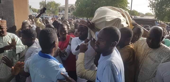 SaharaReporters's tweet photo. PHOTONEWS: Social Distancing Rule Violated During Burial Of Galadima Modu Sheriff, Father Of Ex-Borno Governor, Ali Modu Sheriff, On Thursday

#coronavirus #COVID19 #SocialDistancing #LockDownNigeria #StayHome @NCDCgov @NigeriaGov https://t.co/GzE6gWonza