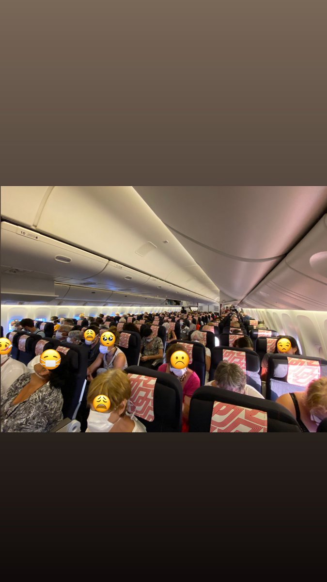 C’était hier soir, lors de mon vol retour de point à pitre vers paris. Un Boeing 777 300 plein à craquer. 
Pas de gel. Un masque chirurgical par personne. 9 heures mini tous ensemble dans cette bombe à 🦠 
Je suis papa d’un bébé de 9 mois. 
Une femme à la santé fragile. #COVID19