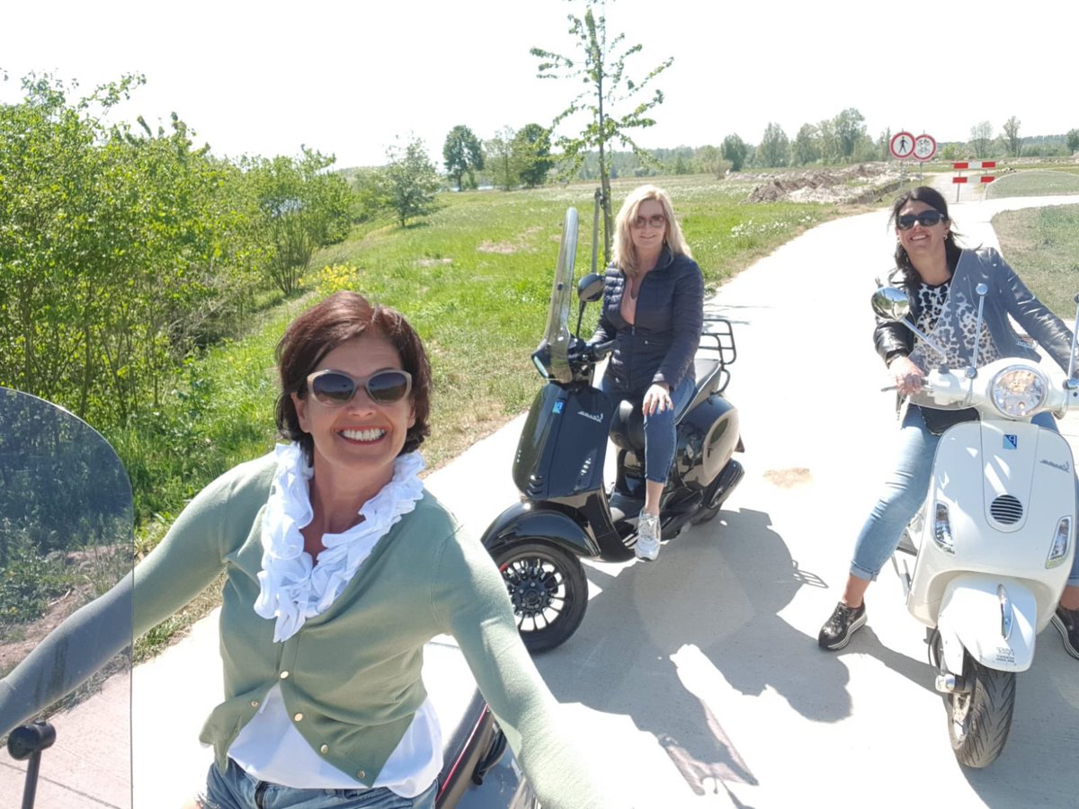 RianOspel's tweet photo. Scooteren met de vriendinnen op #gepaste afstand #liefdevoorlimburg @thorn https://t.co/46XRNH51xn