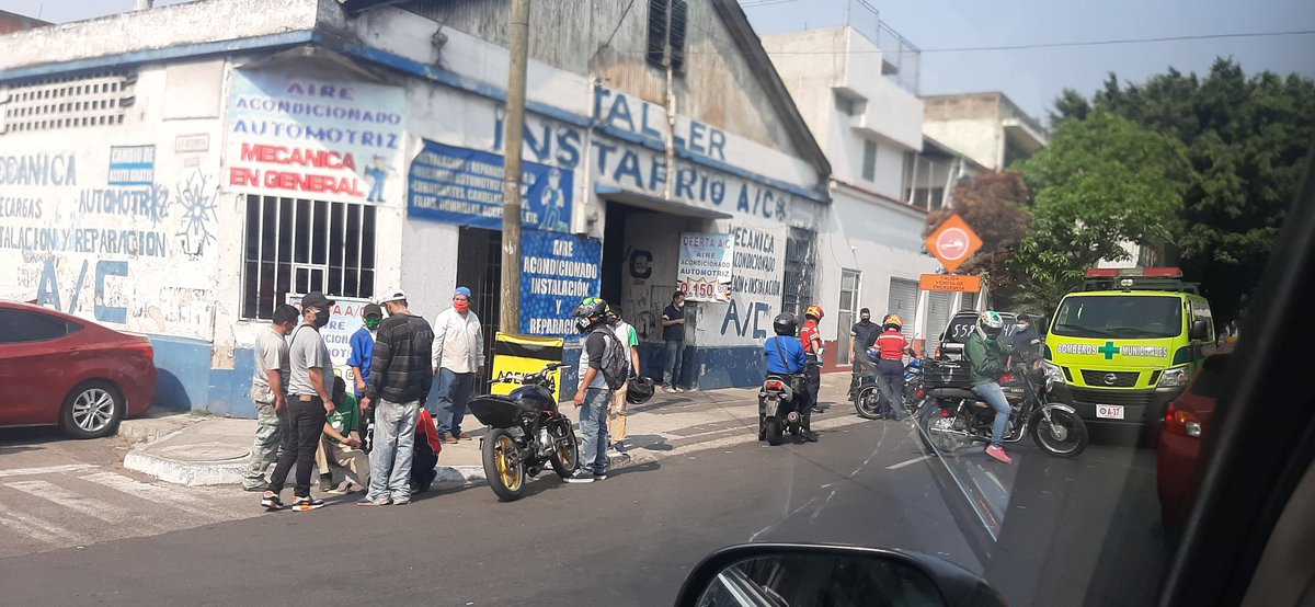 salvaguz's tweet photo. Accidente #motorista 16ave y 26 calle Z.5  sentido E @bomberosmuni  en el Lugar asistiendo @amilcarmontejo  @DTransitoPNC  @traficogt https://t.co/E5eP4VuoJR
