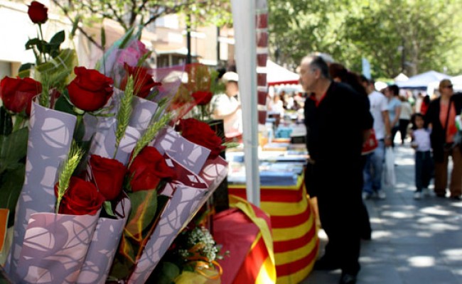 islaferdinandea's tweet photo. Feliç Sant Jordi a Tothom. 📖🌹No pensamos gastar energía en estar desolados, sino en regalar toda la cultura posible que nos facilitan nuestras librerías favoritas. Y pronto celebraremos tod@s junt@s. #SantJordi2020 #diadellibro2020 #libros https://t.co/9Aaw0YmAgS