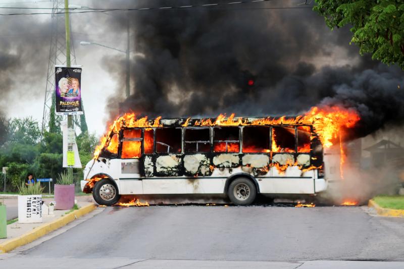 6) They set tanker trucks & vehicles on fire in major intersections to make it hard for national security forces to respond & started firing on the National Guard. People were horrified by the piercing sound of large-weapons fire & took cover. Culiacán looked like hell on earth